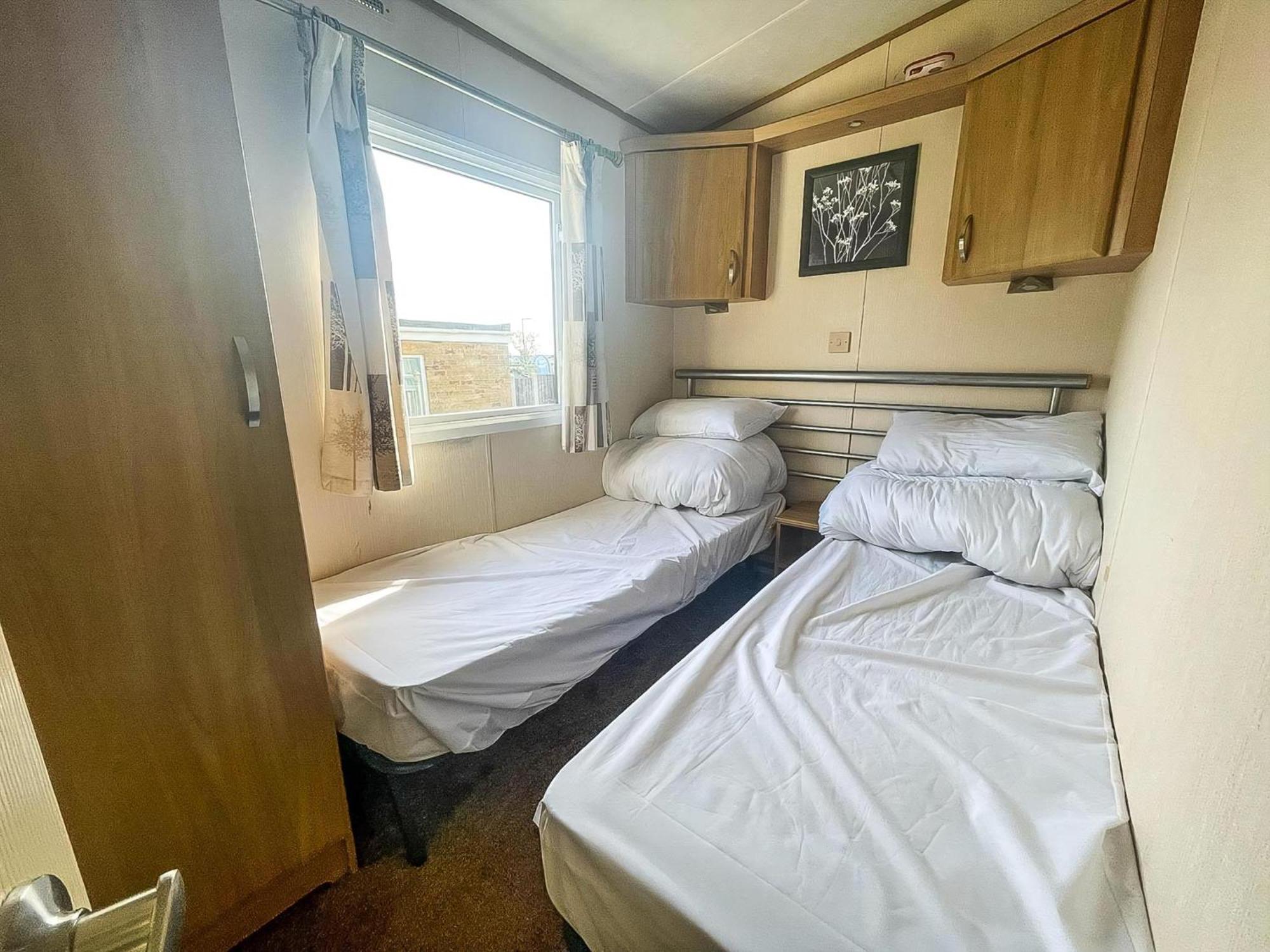 Lovely Caravan With Decking Nearby Scratby In Norfolk Ref 50031j Great Yarmouth