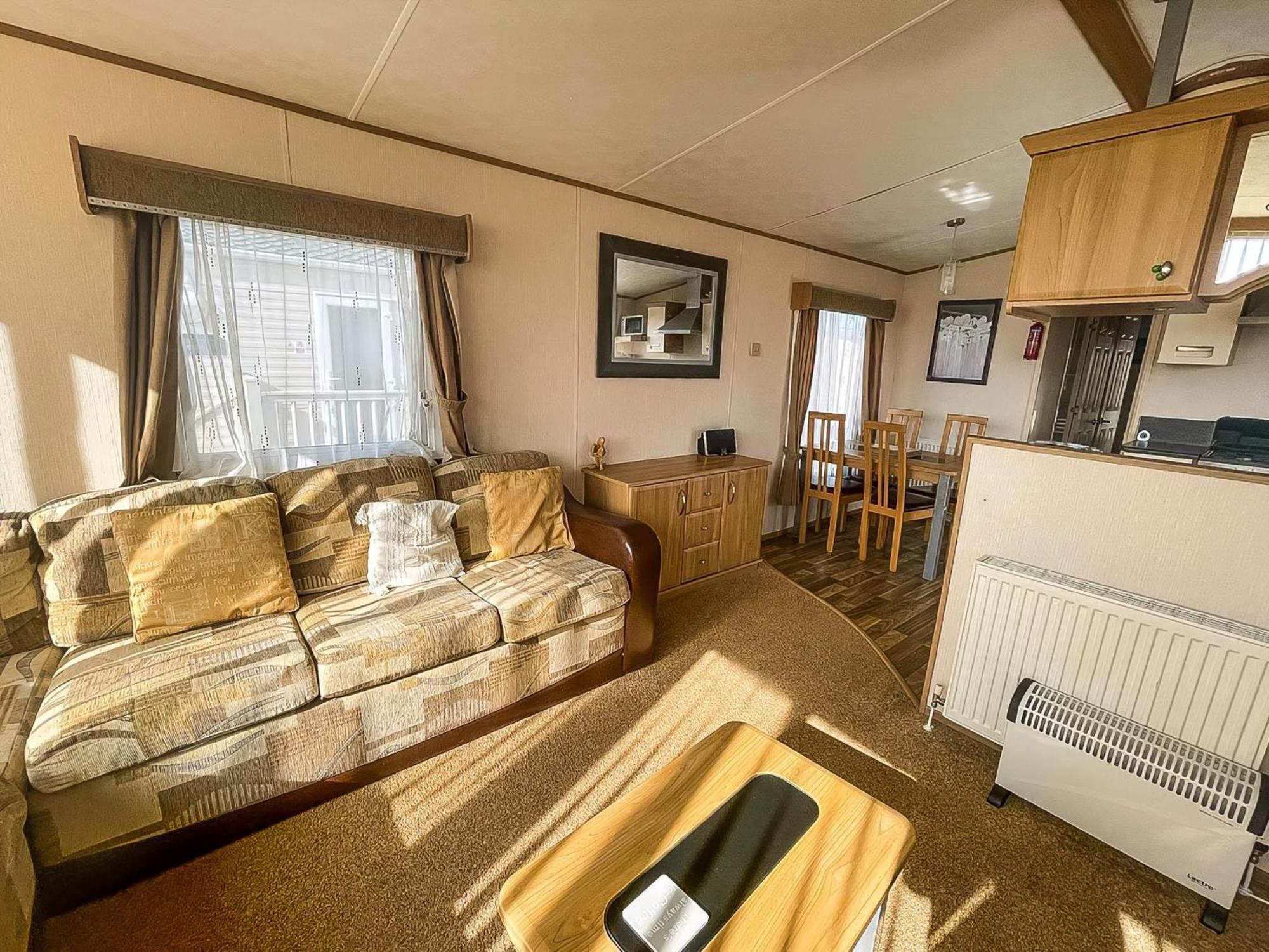 Lovely Caravan With Decking Nearby Scratby In Norfolk Ref 50031j Great Yarmouth