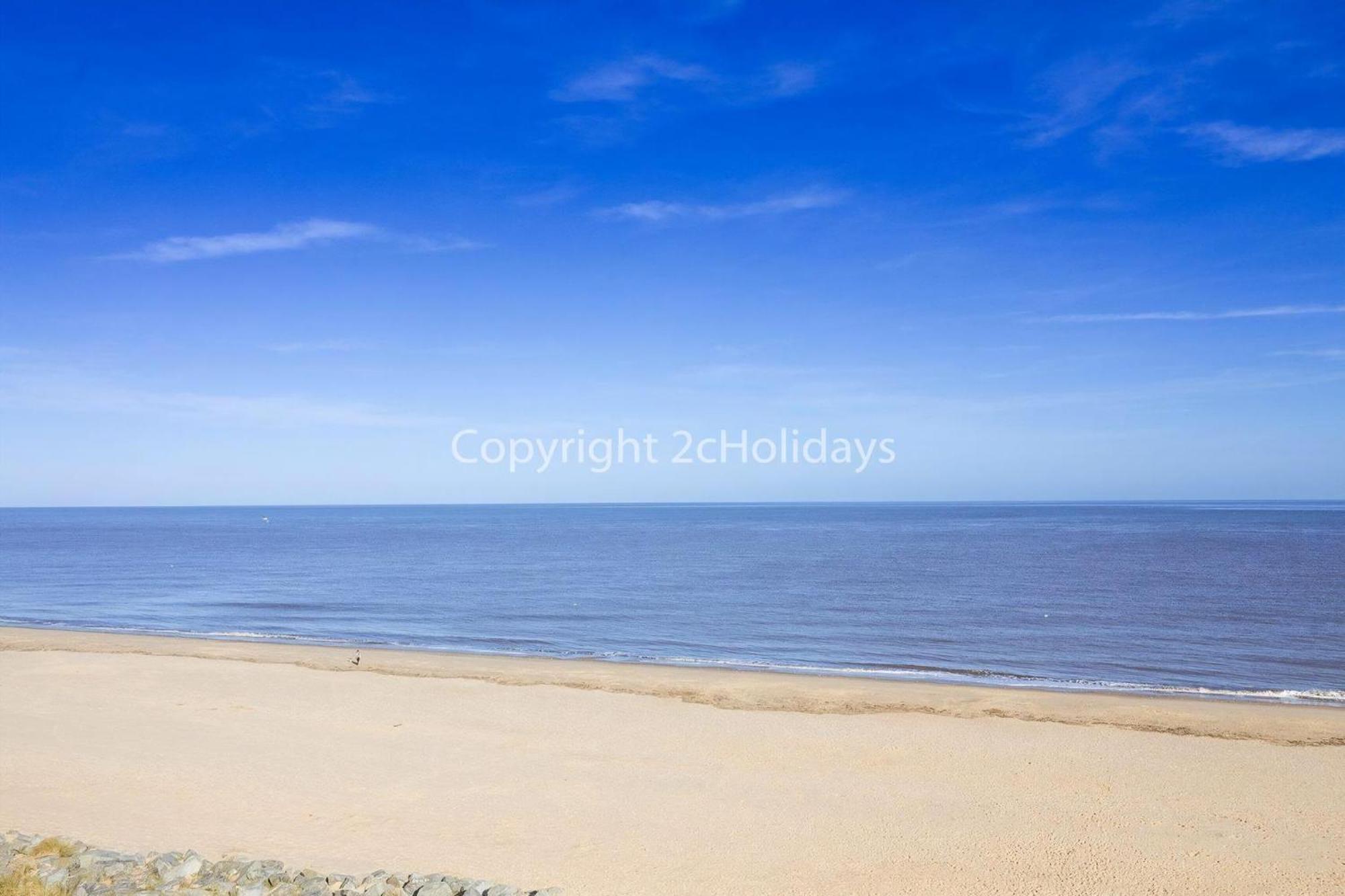 Lovely Caravan With Decking Nearby Scratby In Norfolk Ref 50031j Great Yarmouth