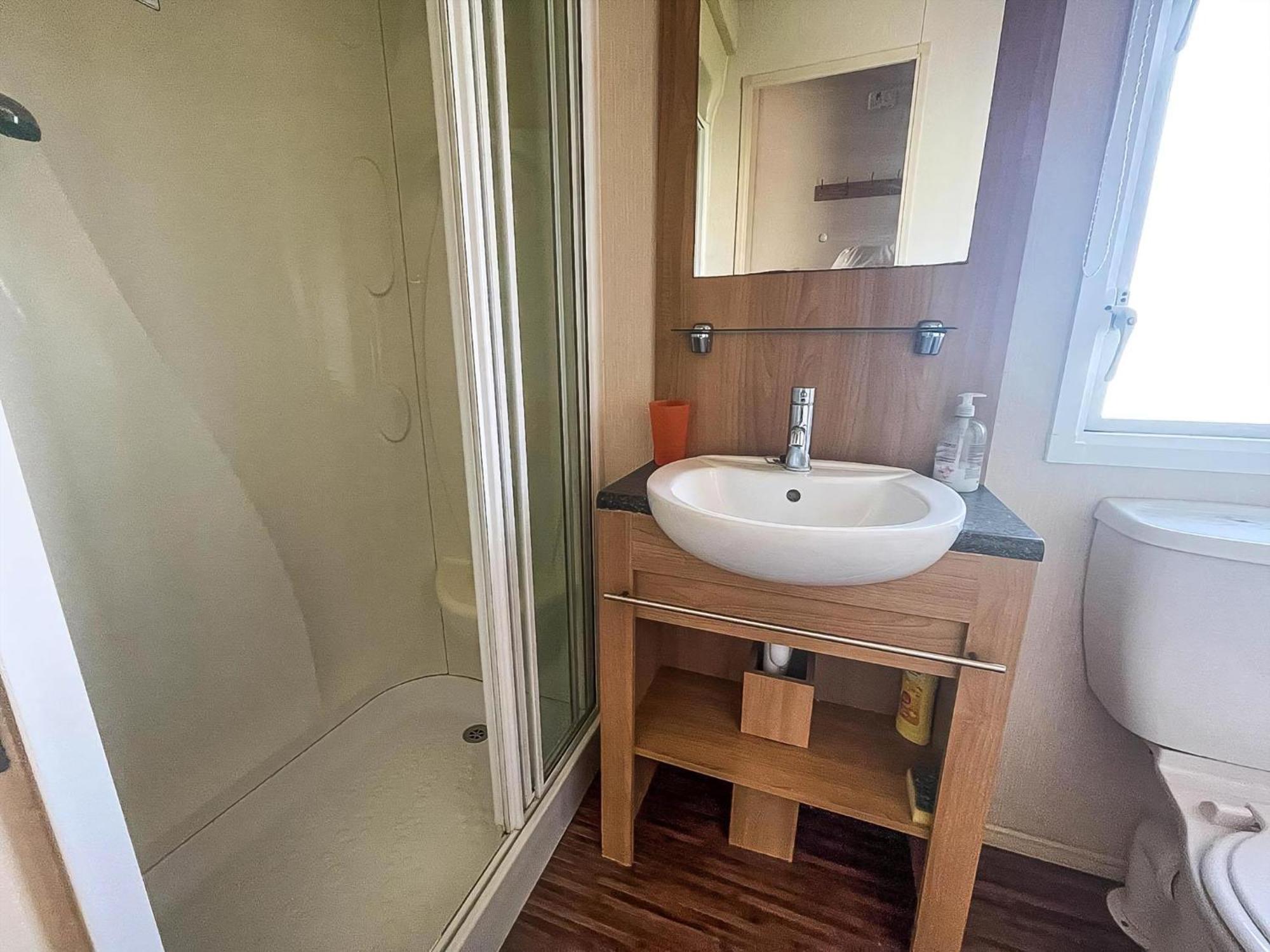 Lovely Caravan With Decking Nearby Scratby In Norfolk Ref 50031j Great Yarmouth