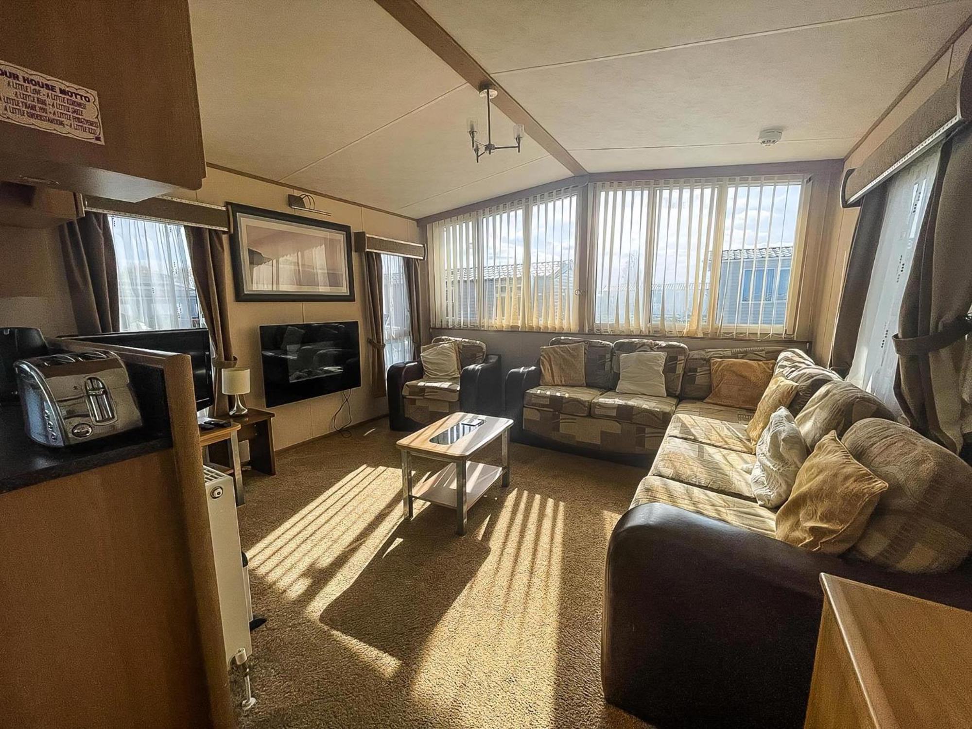 Lovely Caravan With Decking Nearby Scratby In Norfolk Ref 50031j Campsite Great Yarmouth