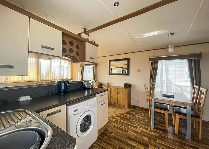 Lovely Caravan With Decking Nearby Scratby Beach In Norfolk Ref 50031J