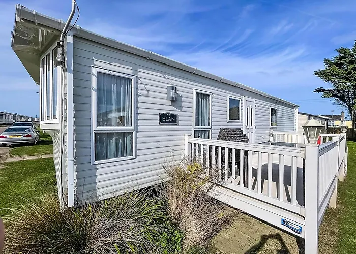 Lovely Caravan With Decking Nearby Scratby Beach In Norfolk Ref 50031J